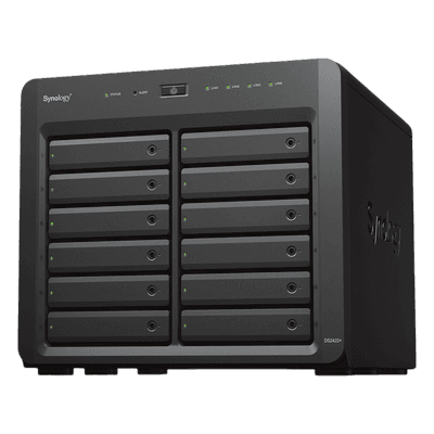 NAS de Escritorio / 12 Bahías / Expansible a 24 / AMD Ryzen Quad-Core 2.2 GHz / DDR4 ECC 32 GB / Caché NVMe / 10-25GbE / 2100 MB/s Lectura DS2422+ SYNOLOGY